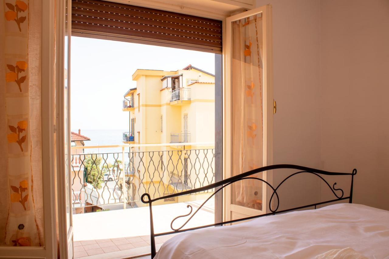 Ferienwohnung Posto Auto Gratuito Relax A 30 Metri Dal Mare Riva Ligure Exterior foto